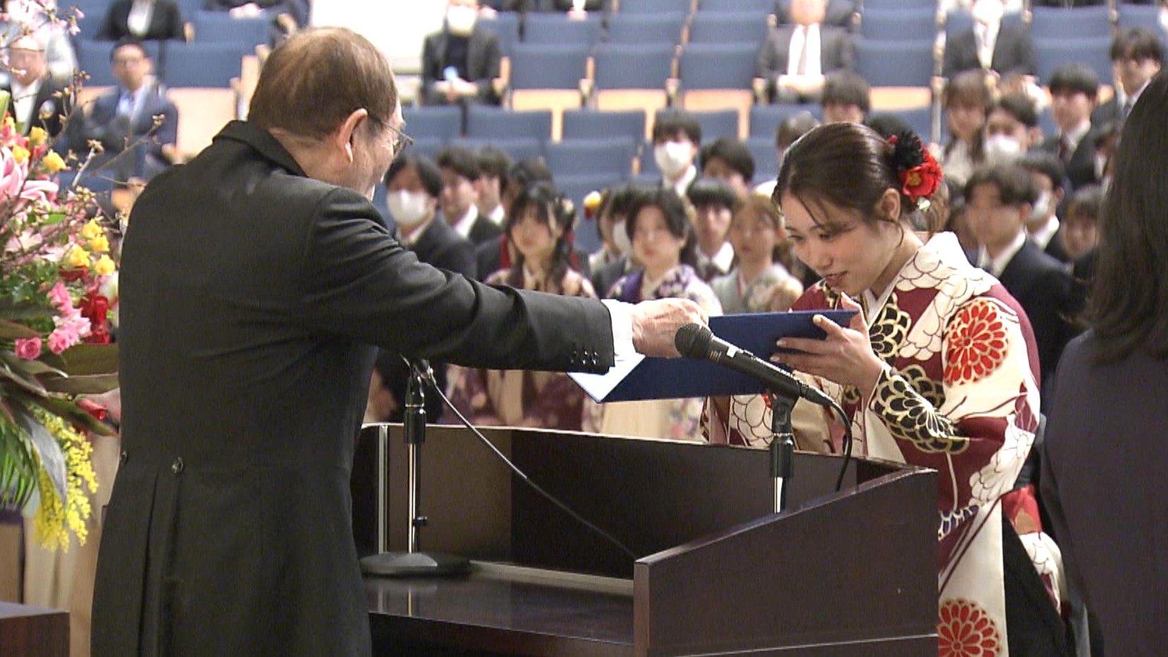 「父を超えるよう努力を続けたい」　医療や福祉の現場へ新たな門出　三重・鈴鹿医療科学大学