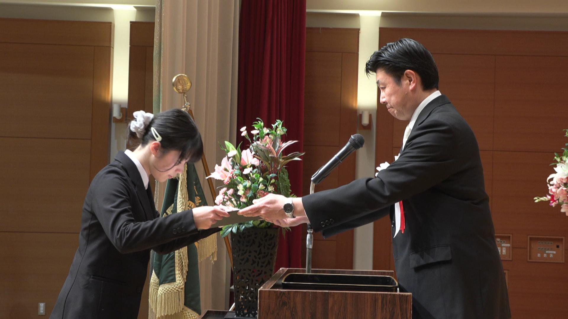 手を一切触れずに鯉をさばく技を披露　調理専門学校で卒業式