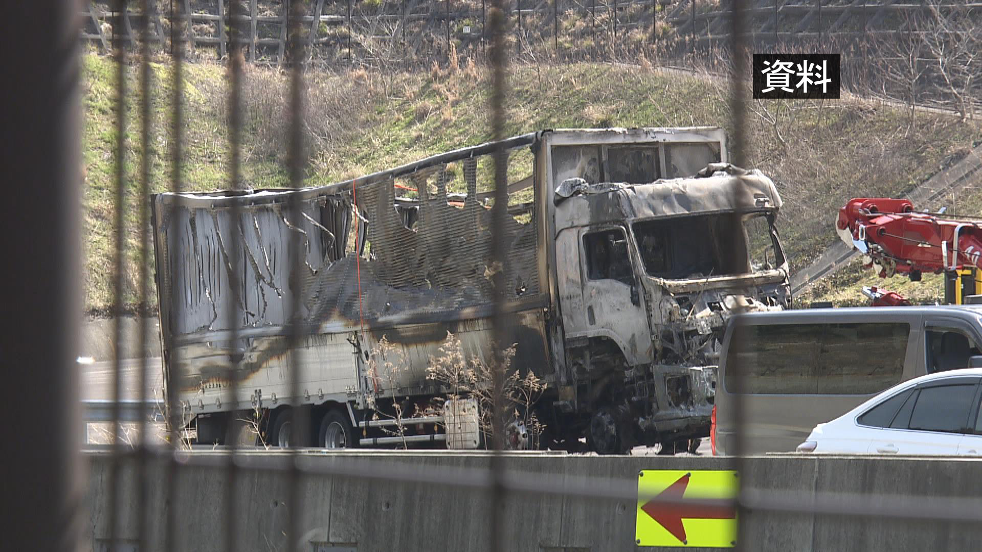 新名神6人死亡事故　トラック運転手「スマホ見ていた」　ブレーキ遅れの可能性