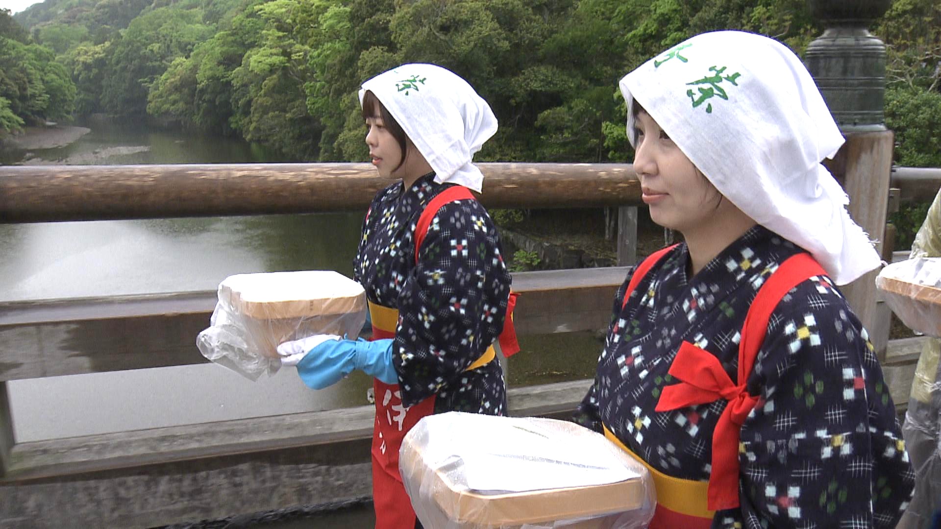 かすりの着物姿の茶娘も参加　伊勢茶の新茶を伊勢神宮に奉納