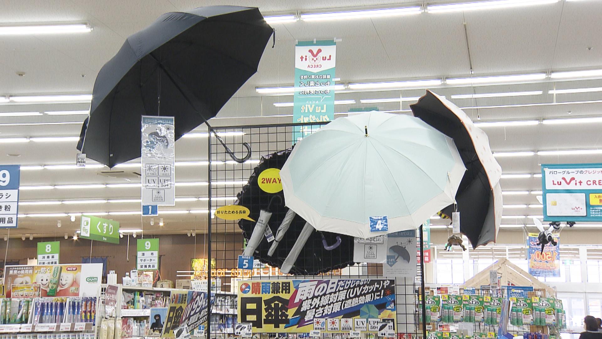 ダニ対策グッズに防水シート　梅雨や台風に備える商品並ぶ