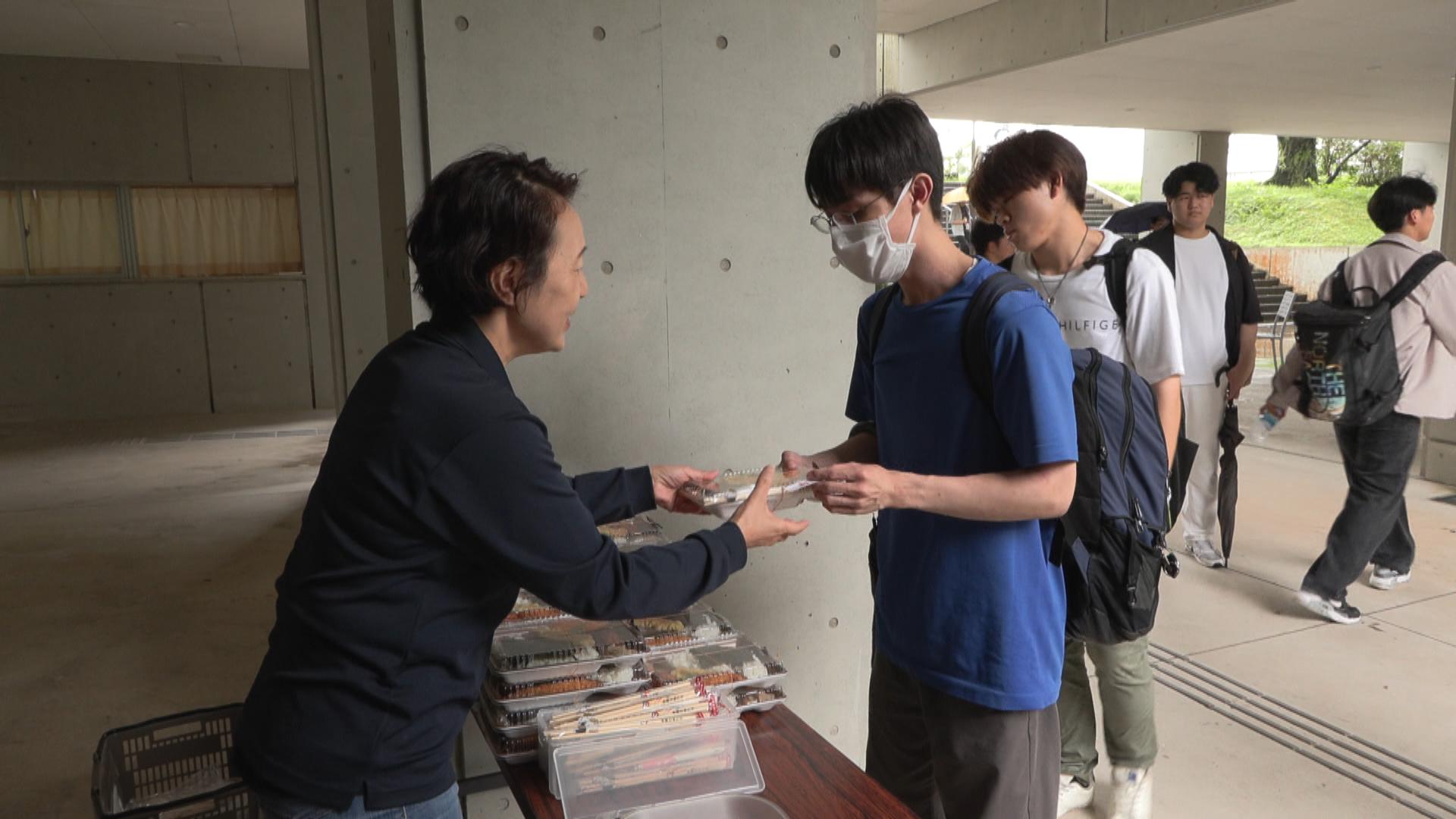 弁当を大学生に無料配布　「物価高」で学生支援
