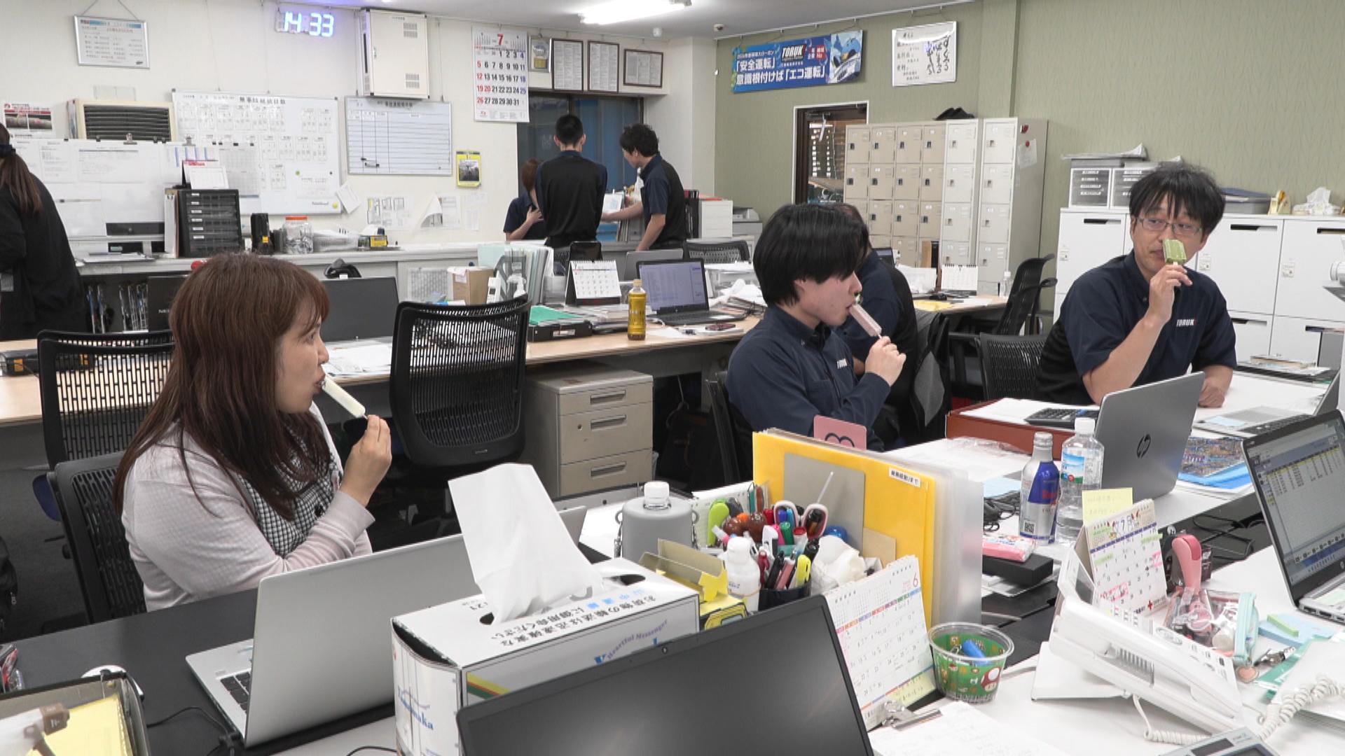 熱中症対策にあずきバー　物流会社が従業員に配布