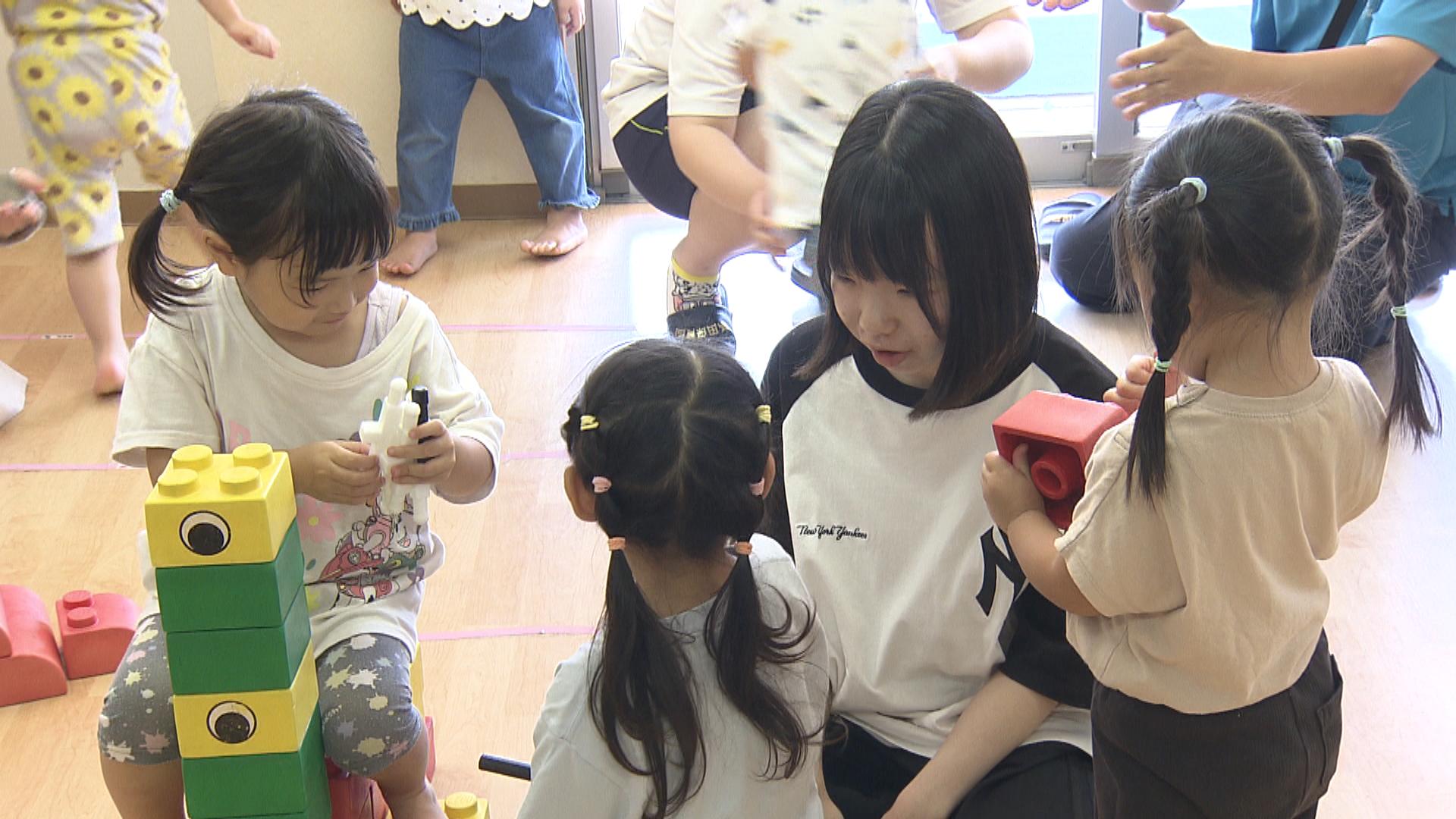 保育の魅力を体感　中学生が園児170人の保育園で職業体験