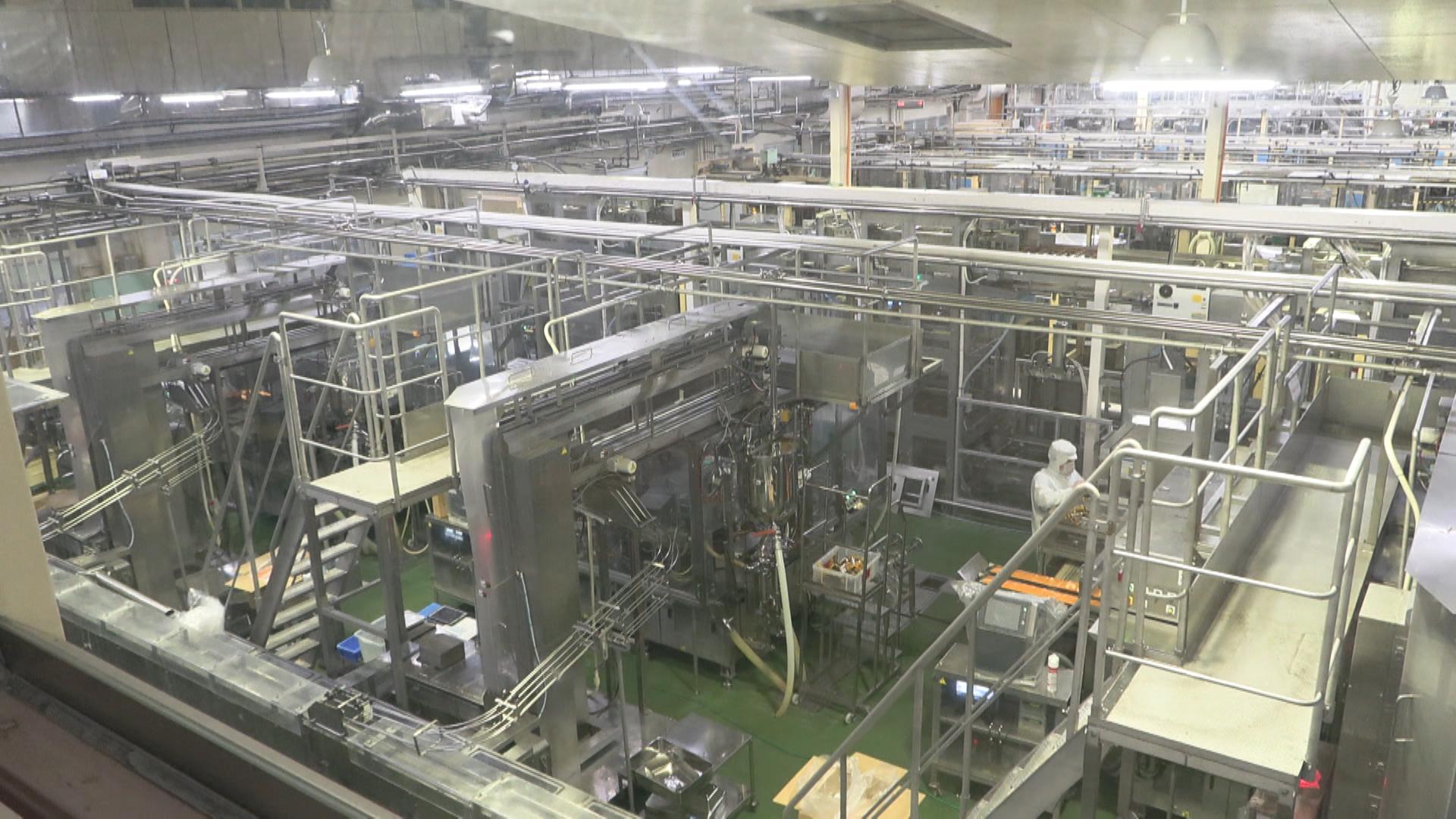 小中学生がヤマモリ松阪工場を見学　レトルト食品の製造工程や衛生管理学ぶ