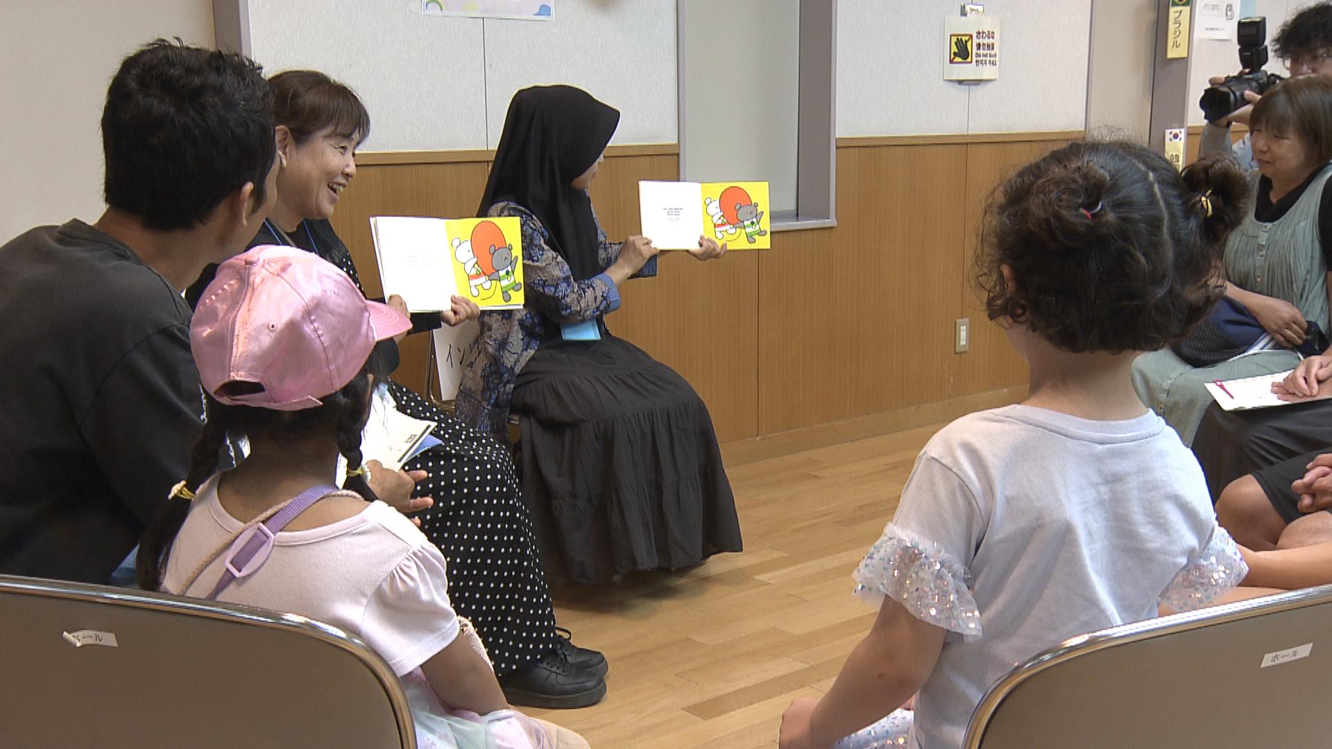 7カ国の言葉で絵本の世界　四日市で多言語読み聞かせイベント