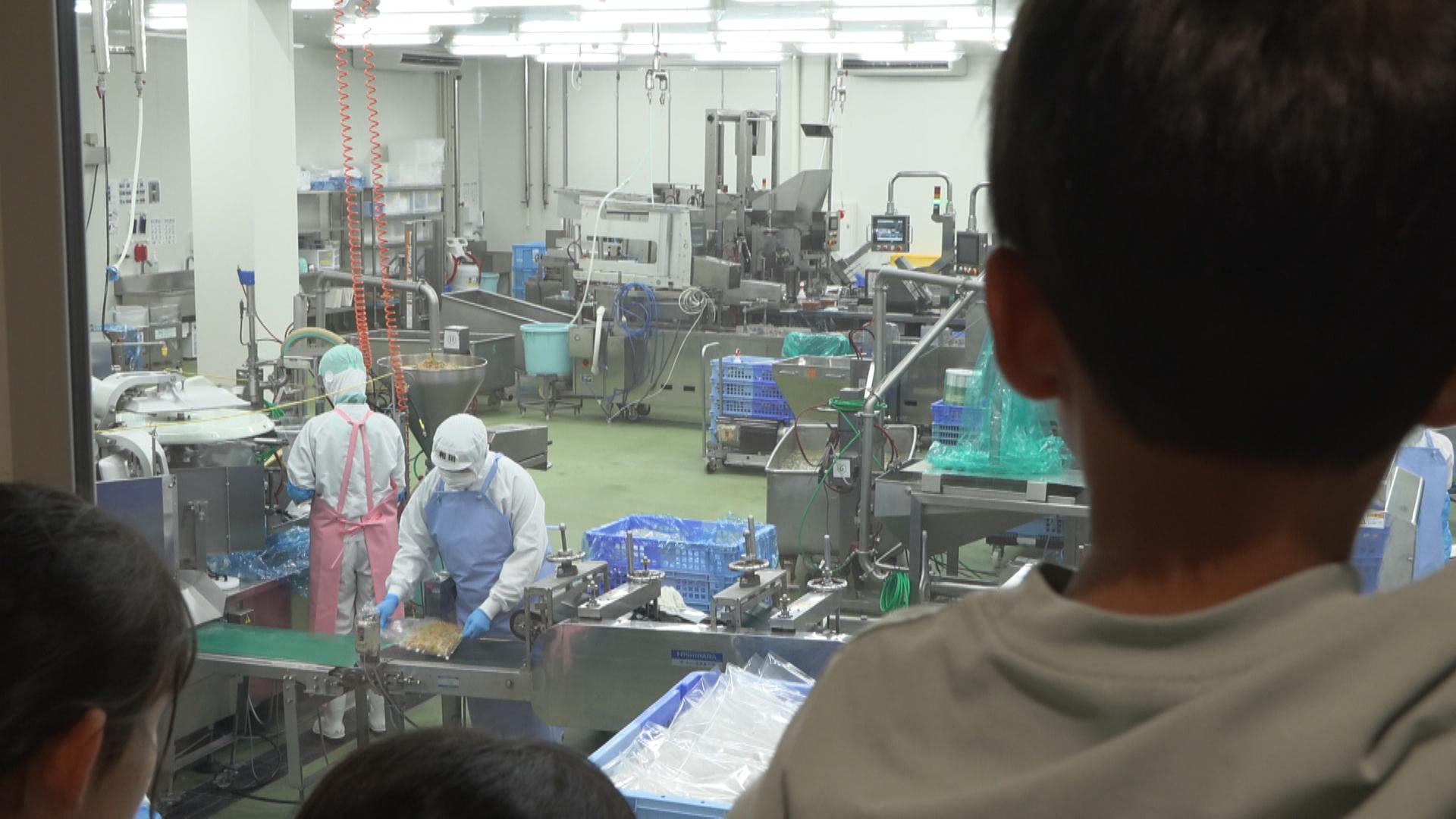 人気の「たこわさび」はこう作る　小学生親子が工場見学