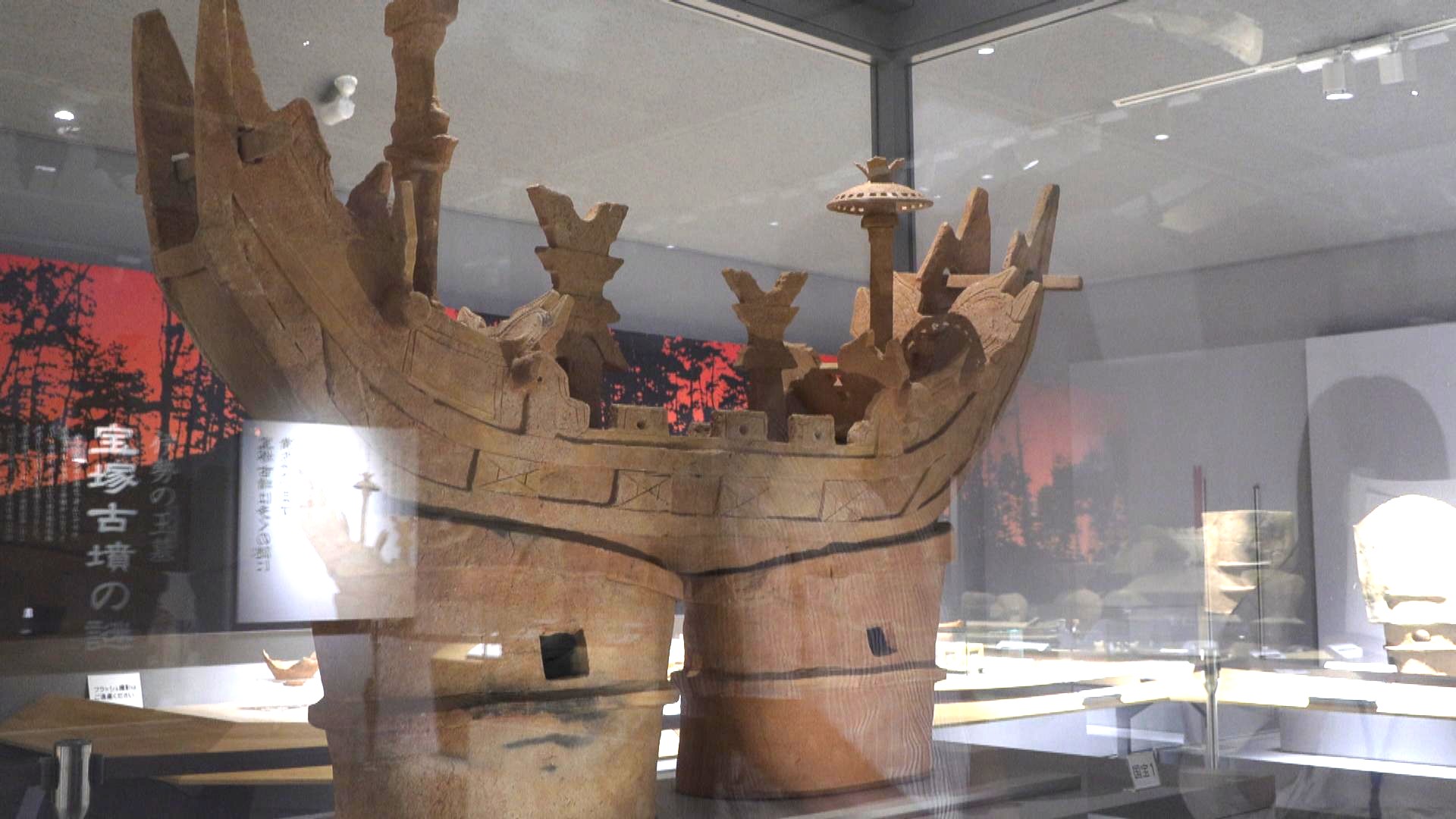 夏休みの中学生が古墳時代をガイド　松阪市文化財センターで来館者に解説