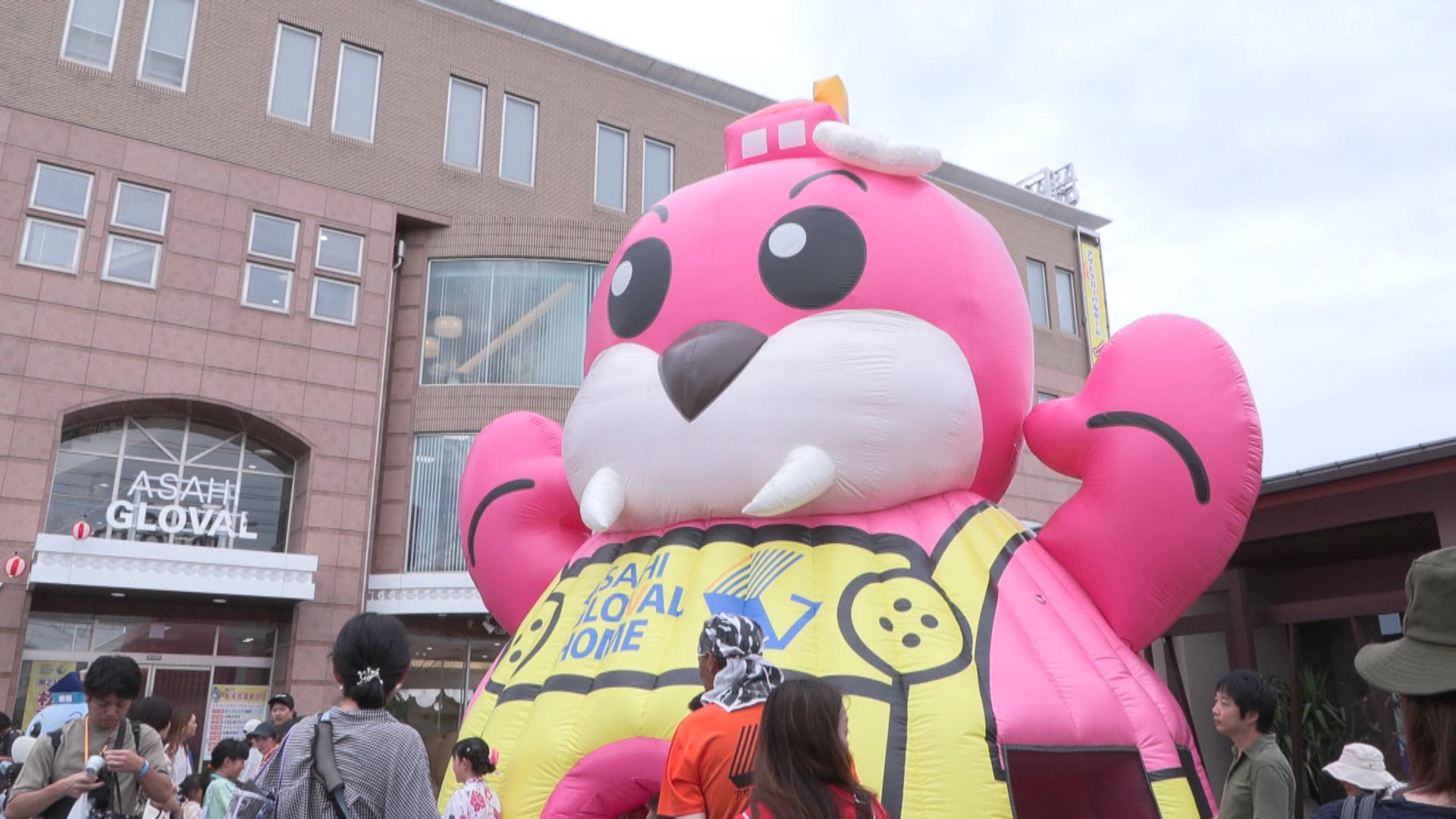 菓子まきや三重高校ダンス部のショーも　創業50周年のアサヒグローバルホームが恒例の夏祭り