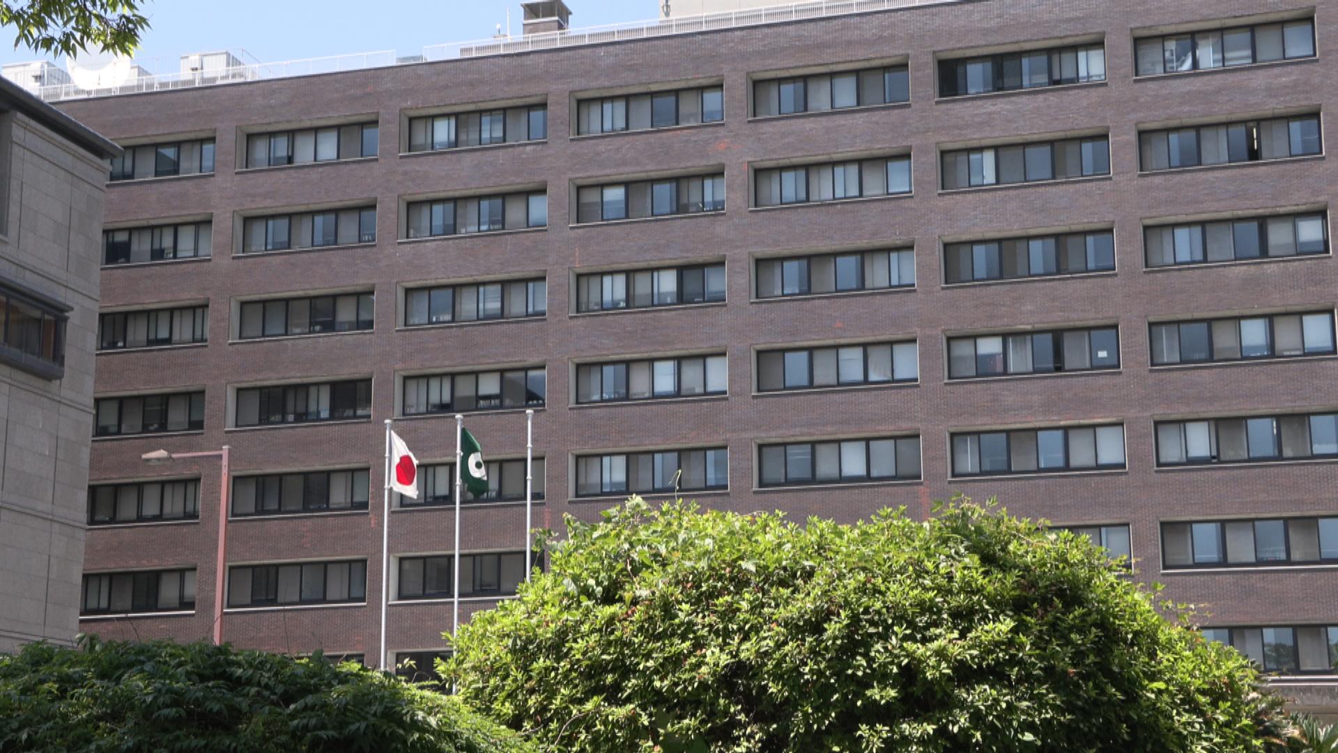 商業ビルで知人女性に抱きつきキス　県立学校勤務の77歳男性職員を停職3カ月　職員からは辞職願出される