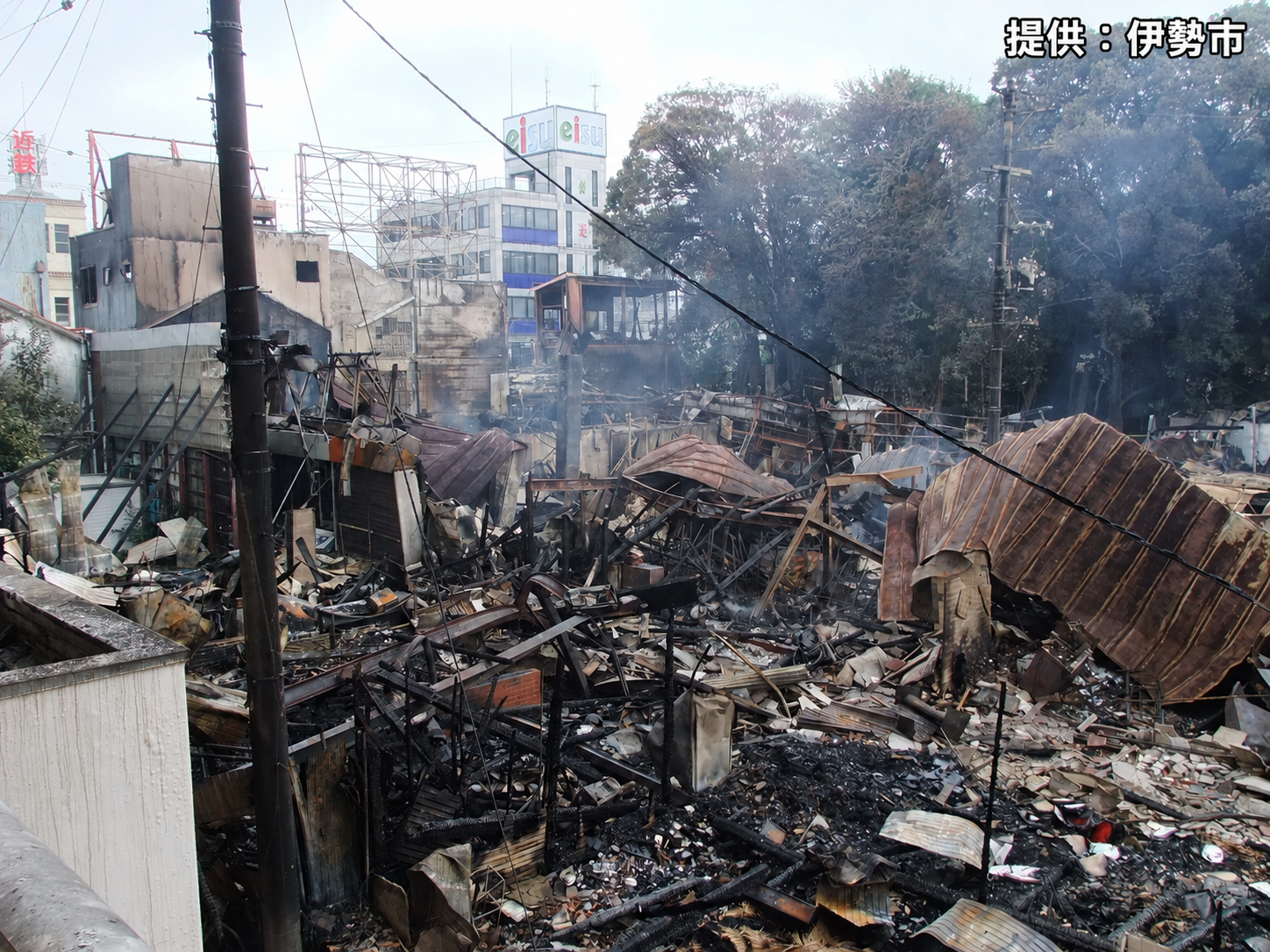 宇治山田駅前の明倫商店街火災　発生から一夜明けても鎮火せず消火活動続く
