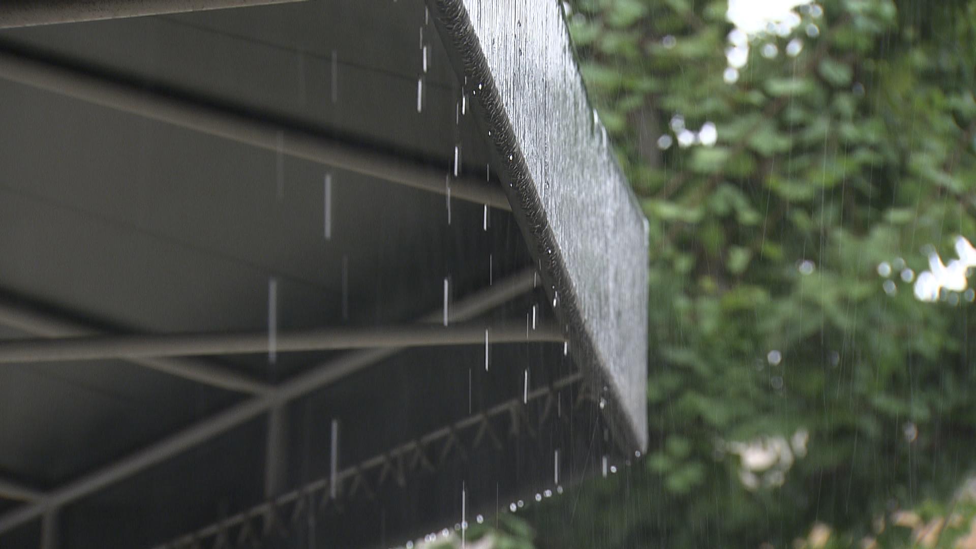 大雨で災害危険度高まる　土砂災害に警戒