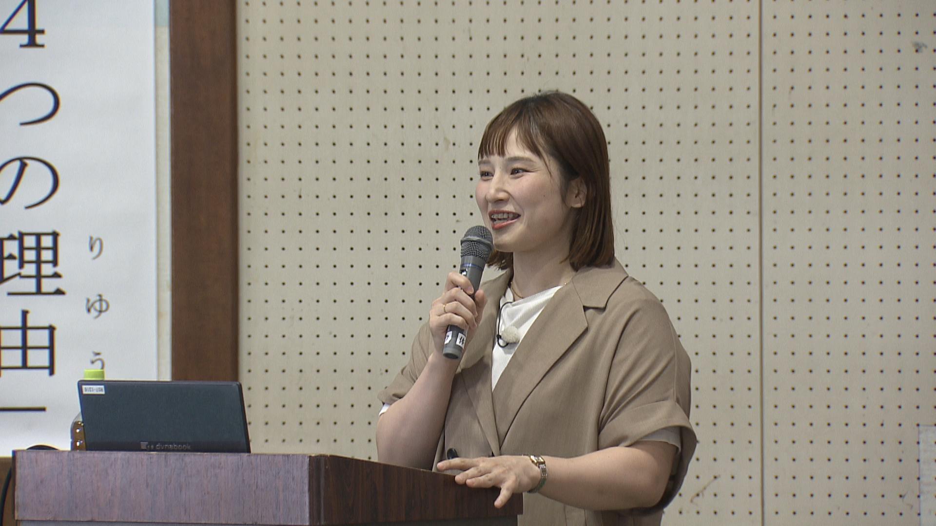 金メダリスト土性沙羅さんが母校訪問　小学生に「努力を続ける大切さ」伝える