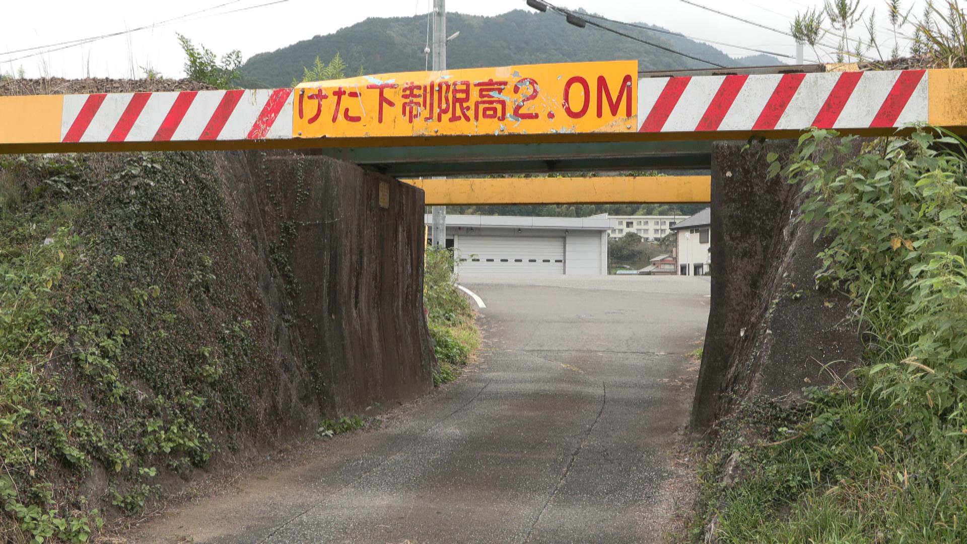 高校野球部の遠征バスが高さ制限バーに衝突　部員6人重軽傷