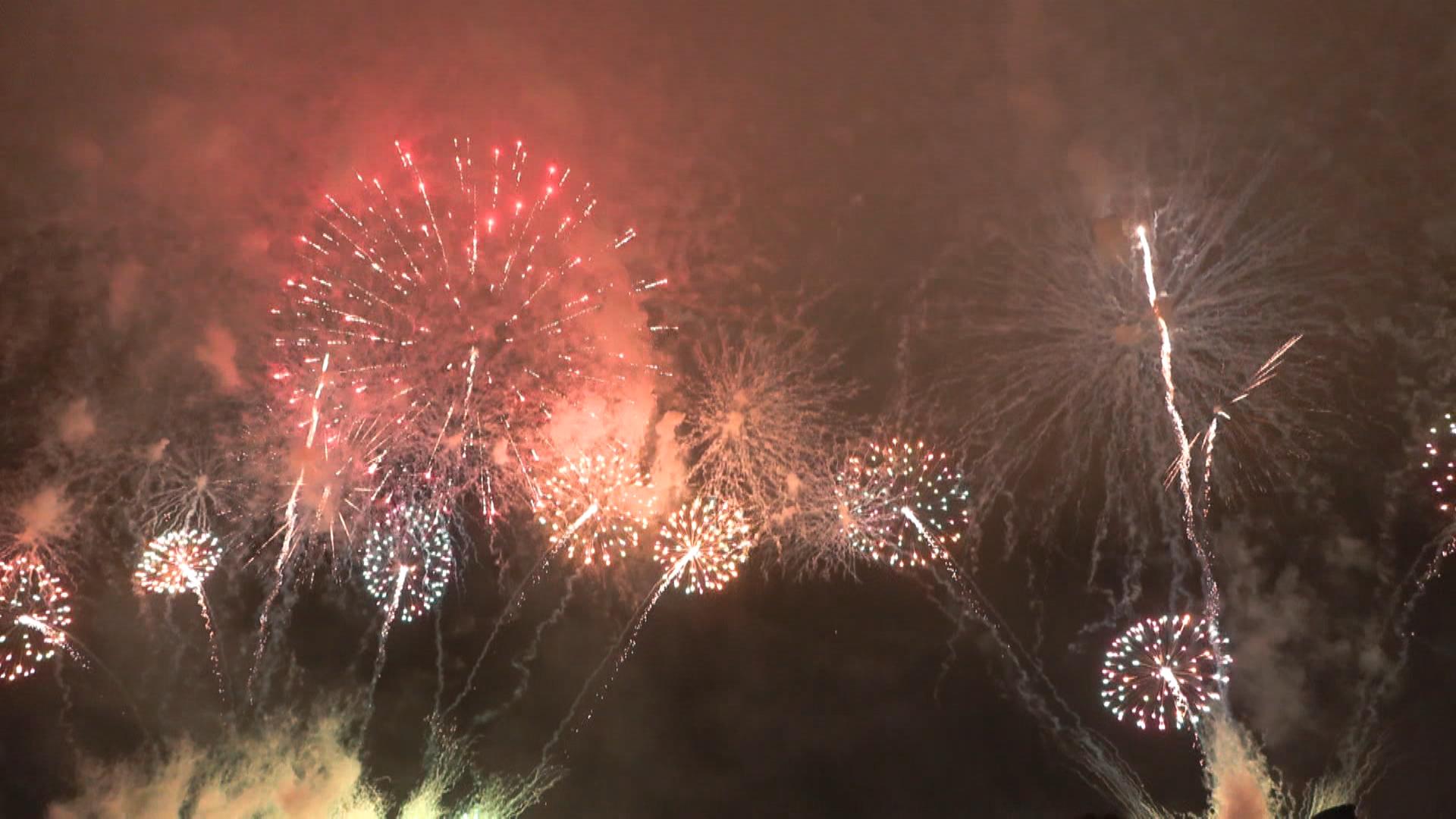 「喧嘩花火」が夜空彩る　鈴鹿げんき花火にぎわう