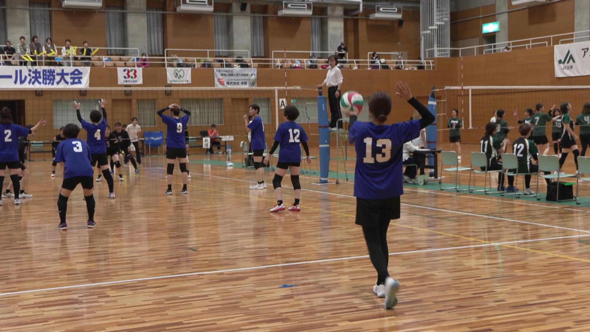 ママさん選手が熱戦　嬉野が県ナンバーワンに　