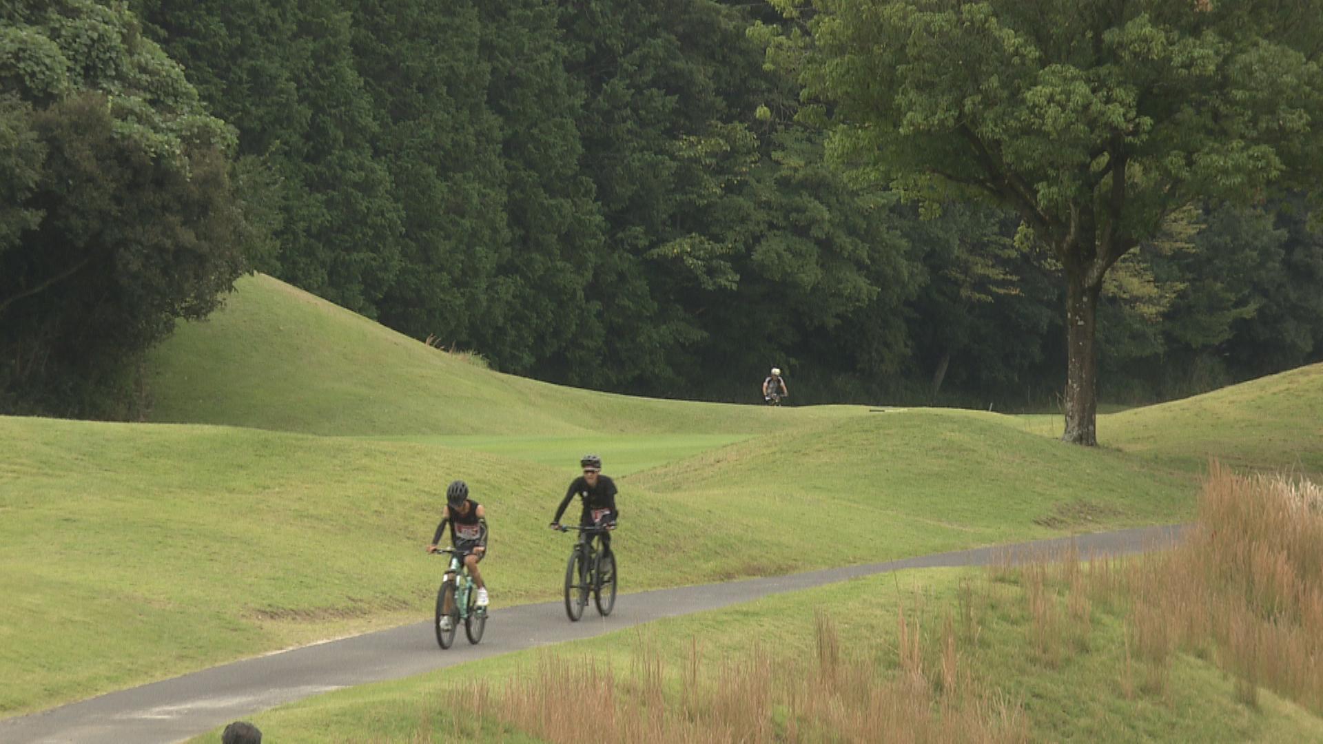 ゴルフ・自転車・ランニングで順位を競う「ゴルフトライアスロン」　発祥の地・津市で大会　