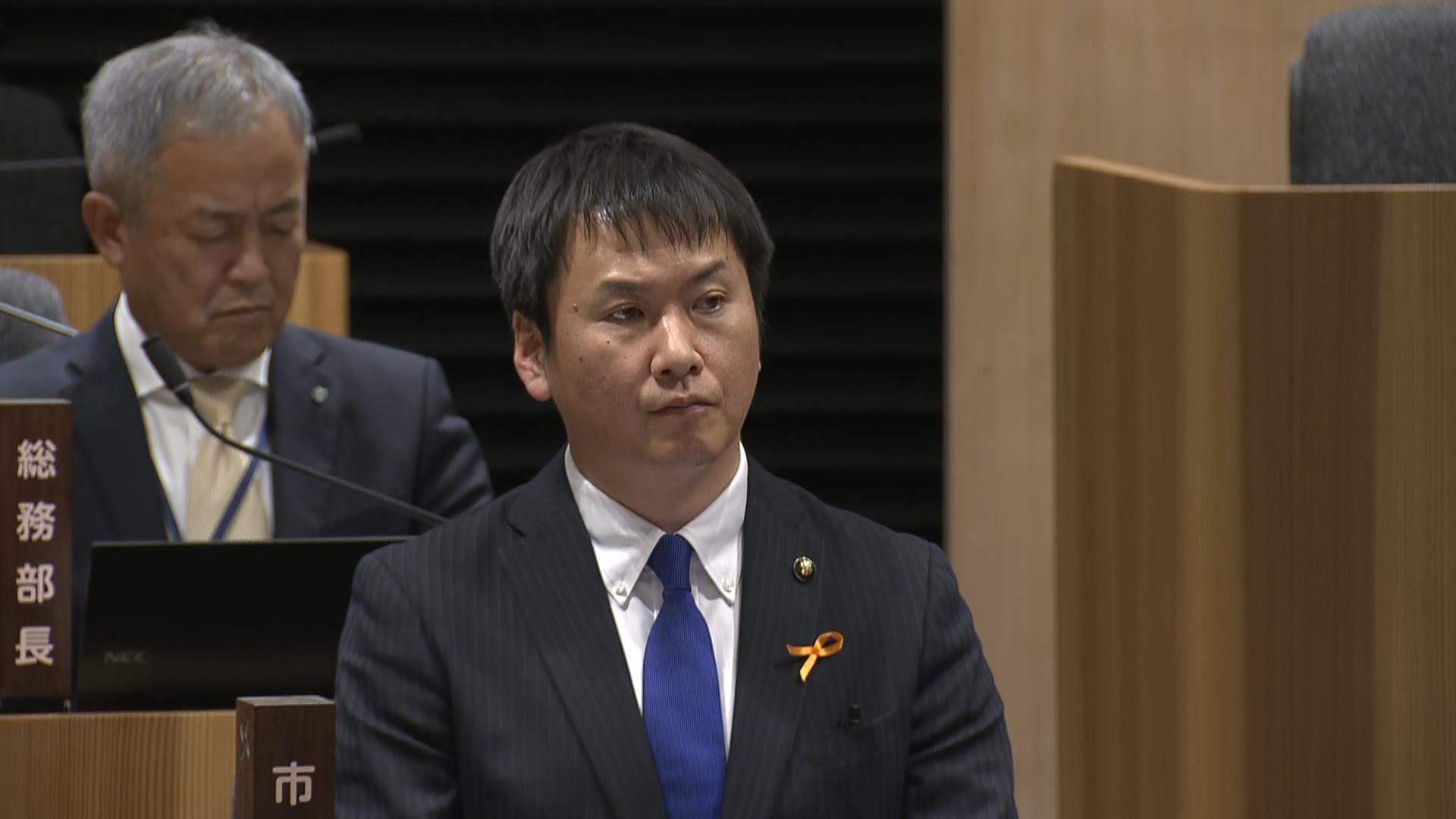 パワハラ認定の伊賀市長に辞職勧告　市議会が賛成多数で可決、市長は続投の意向