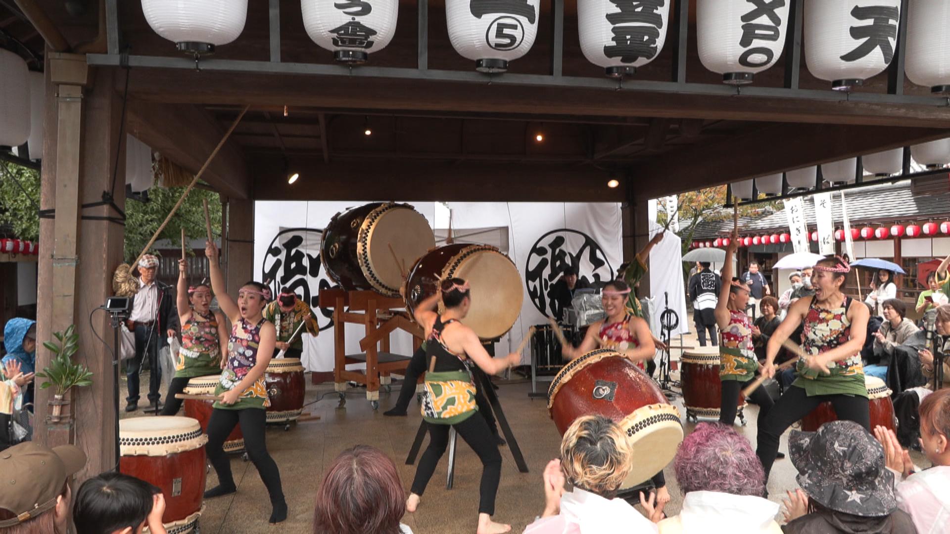 おかげ横丁で「神恩感謝日本太鼓祭」　雨の中、力強い太鼓の音響く