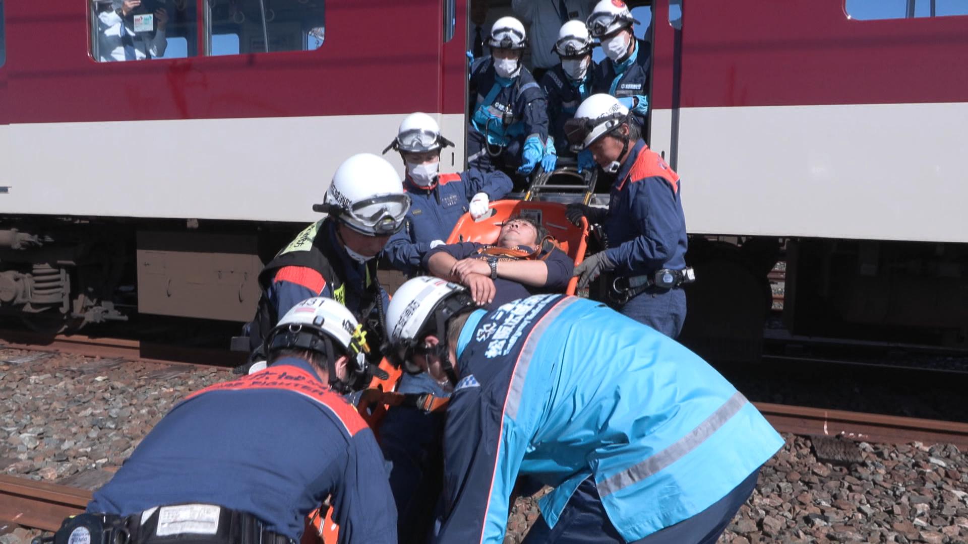 近鉄が踏切事故の復旧訓練　列車の脱線・乗客8人負傷を想定