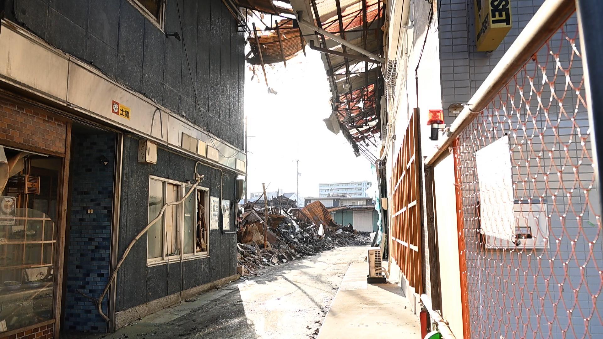 伊勢の商店街火災から1カ月余　道路をふさぐがれきを取り除く作業始まる