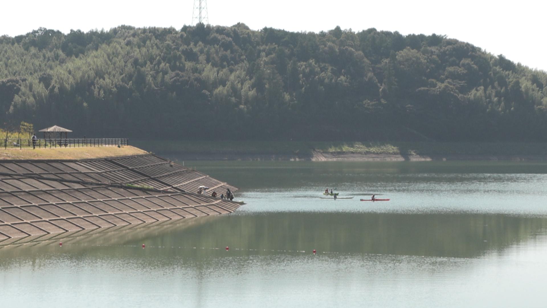 忍術で防災を学び、池ではカヤックも　斎宮調整池で家族連れが体験
