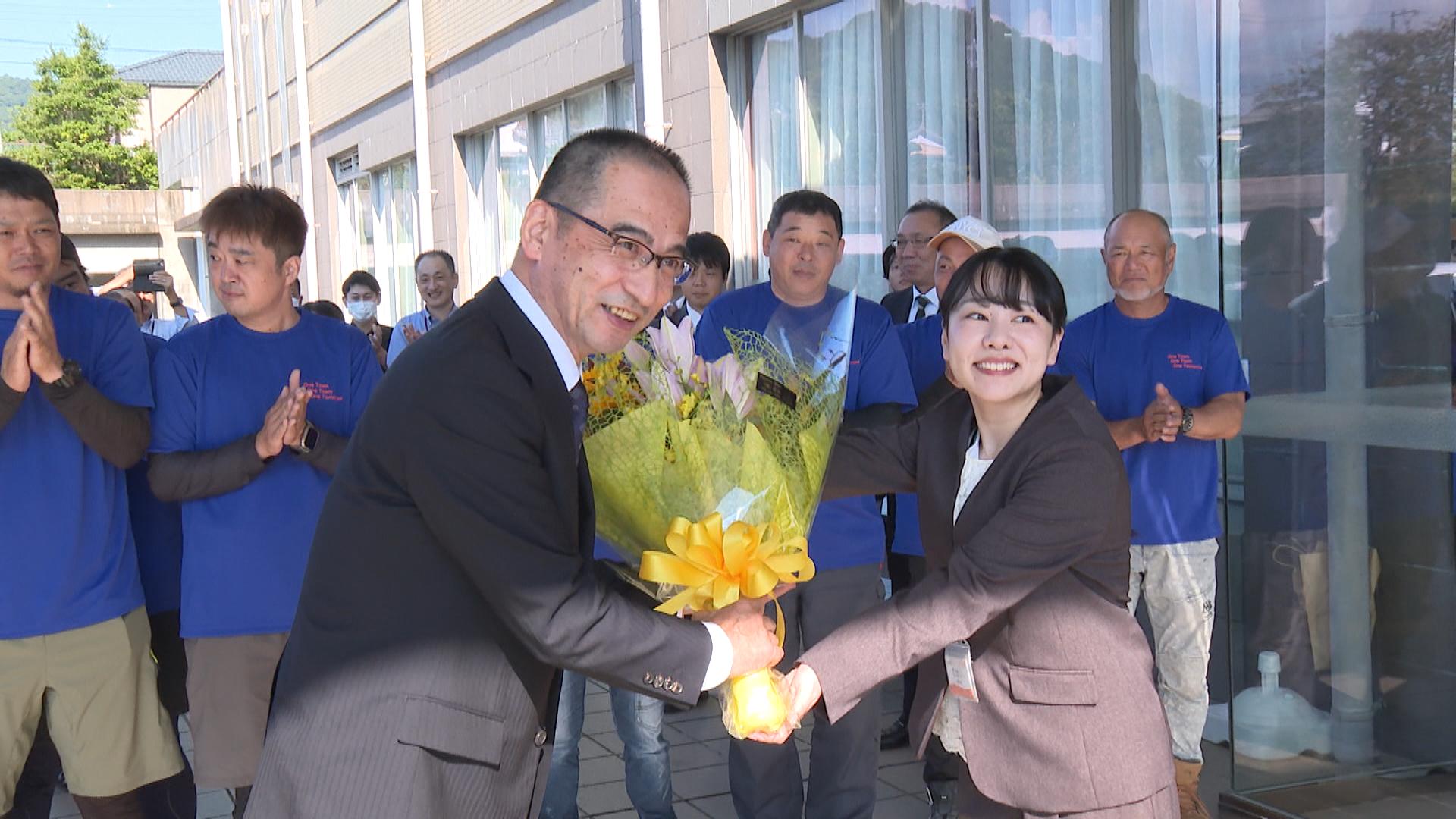 御浜町の東地新町長が初登庁　「希望の持てるまちづくりを」　
