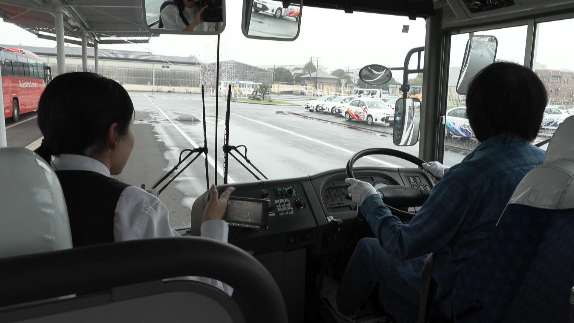 大型バス運転を体験　県内外から22人参加　