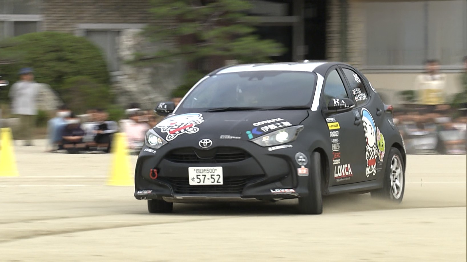 ラリーカーで急ブレーキを実演　プロドライバーが小学生に交通事故の怖さ伝える