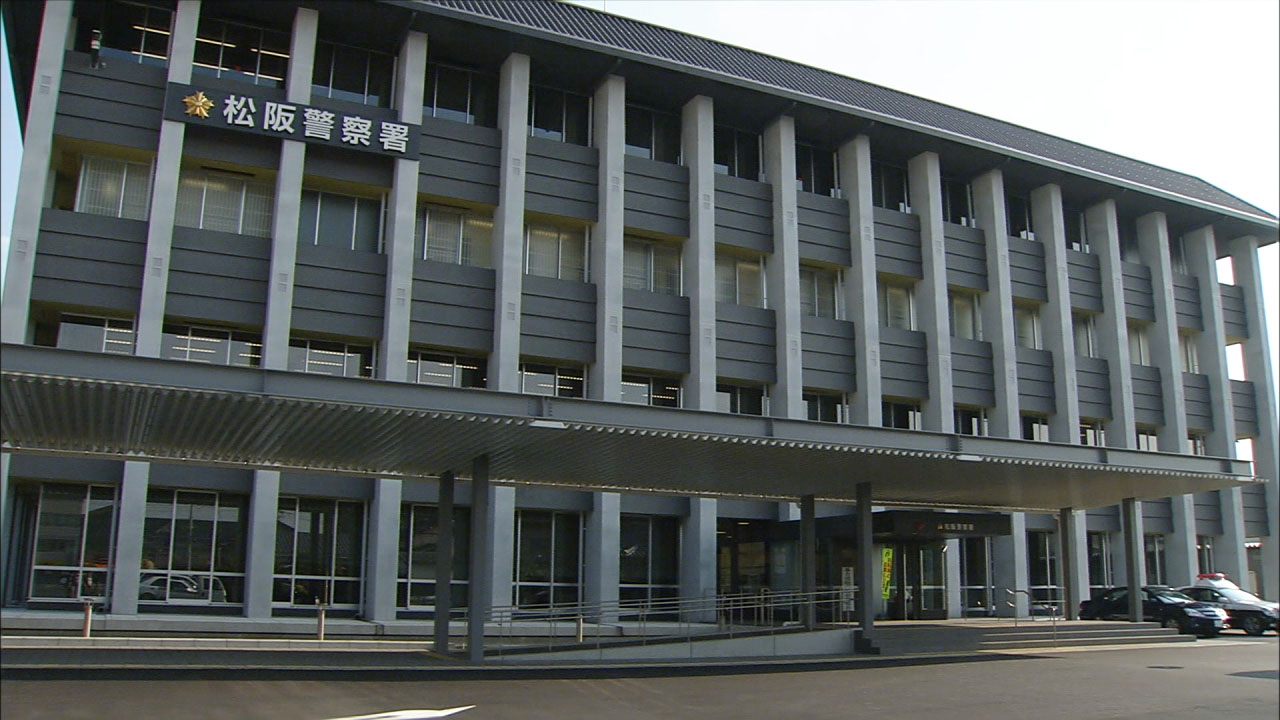 松阪の県道で信号待ちの車に衝突　女性がけが、ひき逃げなどの疑いで41歳男逮捕